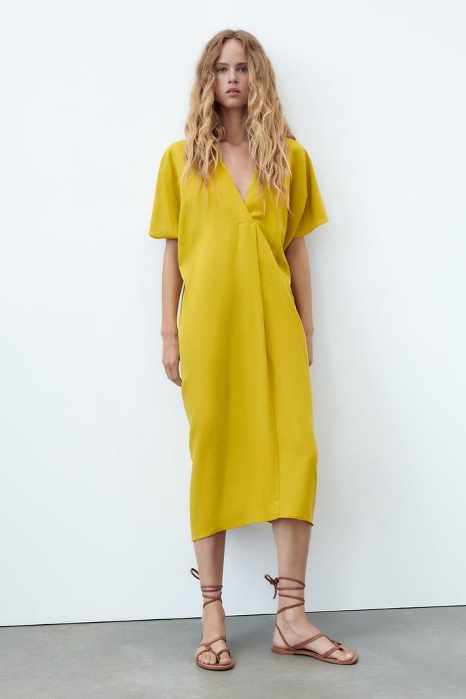 Vestido amarillo estilo túnica de lino de Zara