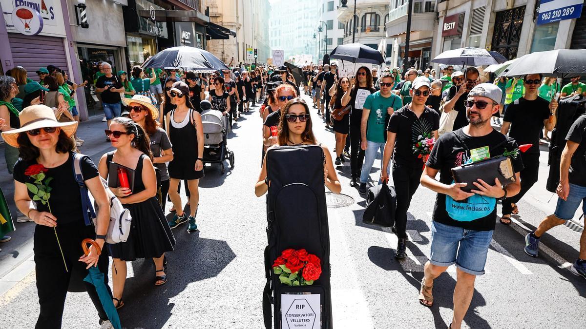 Manifestación por la "muerte" por falta de recursos de las enseñanzas artísticas