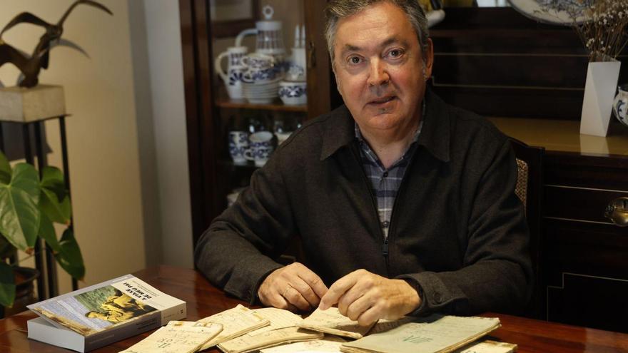 Fernando Pereira, con algunos de los cuadernos y cartas de su padre.
