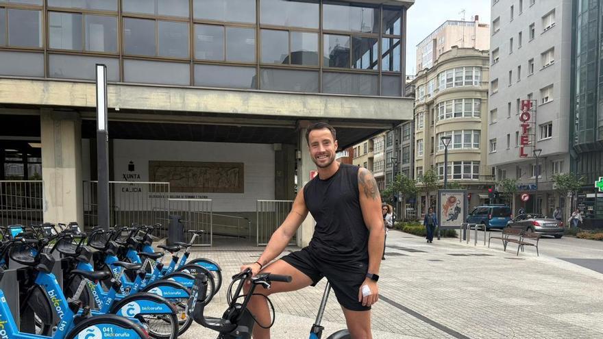 La nueva normativa de Tráfico abre la puerta a carriles bici en arcenes de vías estatales: "Yo no salgo a la carretera por temor"