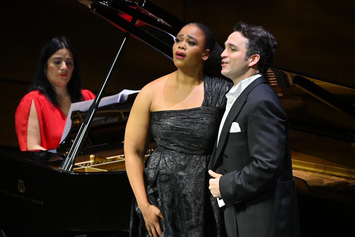 Pretty Yende y Xabier Anduaga junto a la pianista Vanessa García Diepa en el Liceu.