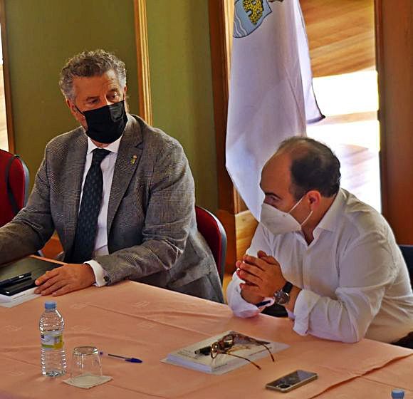 El alcalde de Navia, Ignacio García Palacios, y el rector, Ignacio Villaverde, durante la reunión.