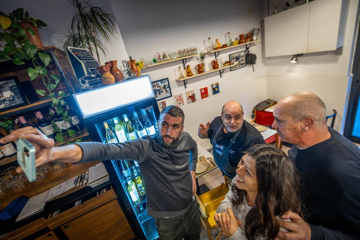 Barcelona 07/01/2026 On Barcelona. En el restaurante Antic Colmado de San Andreu,puedes llevarte lo que se te antoje al ir a comer. Es una idea de Toni Parra,que lleva la página viral de Instagram @vaciamos. AUTOR: JORDI OTIX