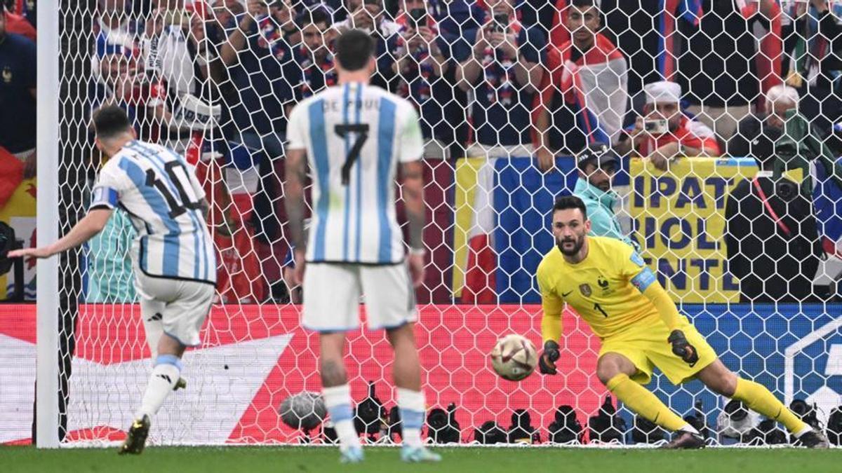 Messi engaña a Lloris en el lanzamiento del penalti que supuso el 1-0 de Argentina a Francia.