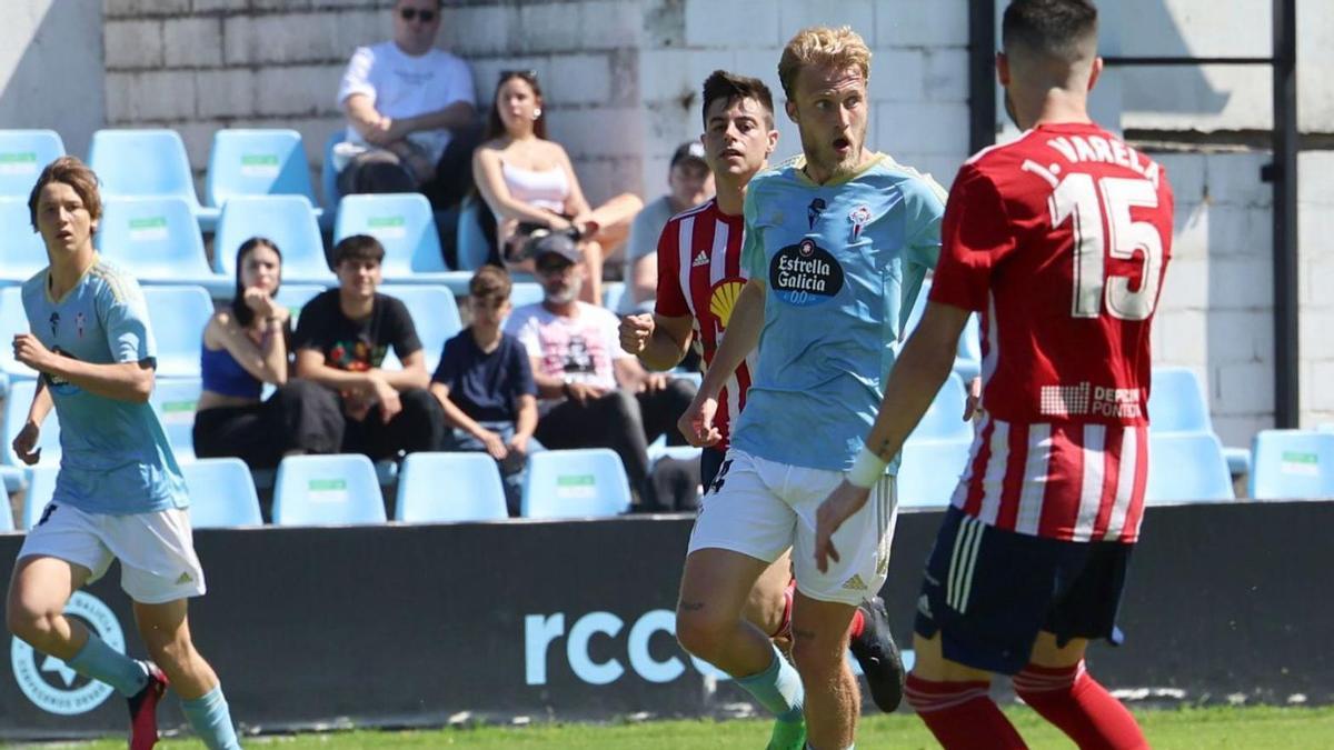 Rivera, del Celta C, conduce el balón ante Jesús Varela, del Alondras. // JOSÉ LORES