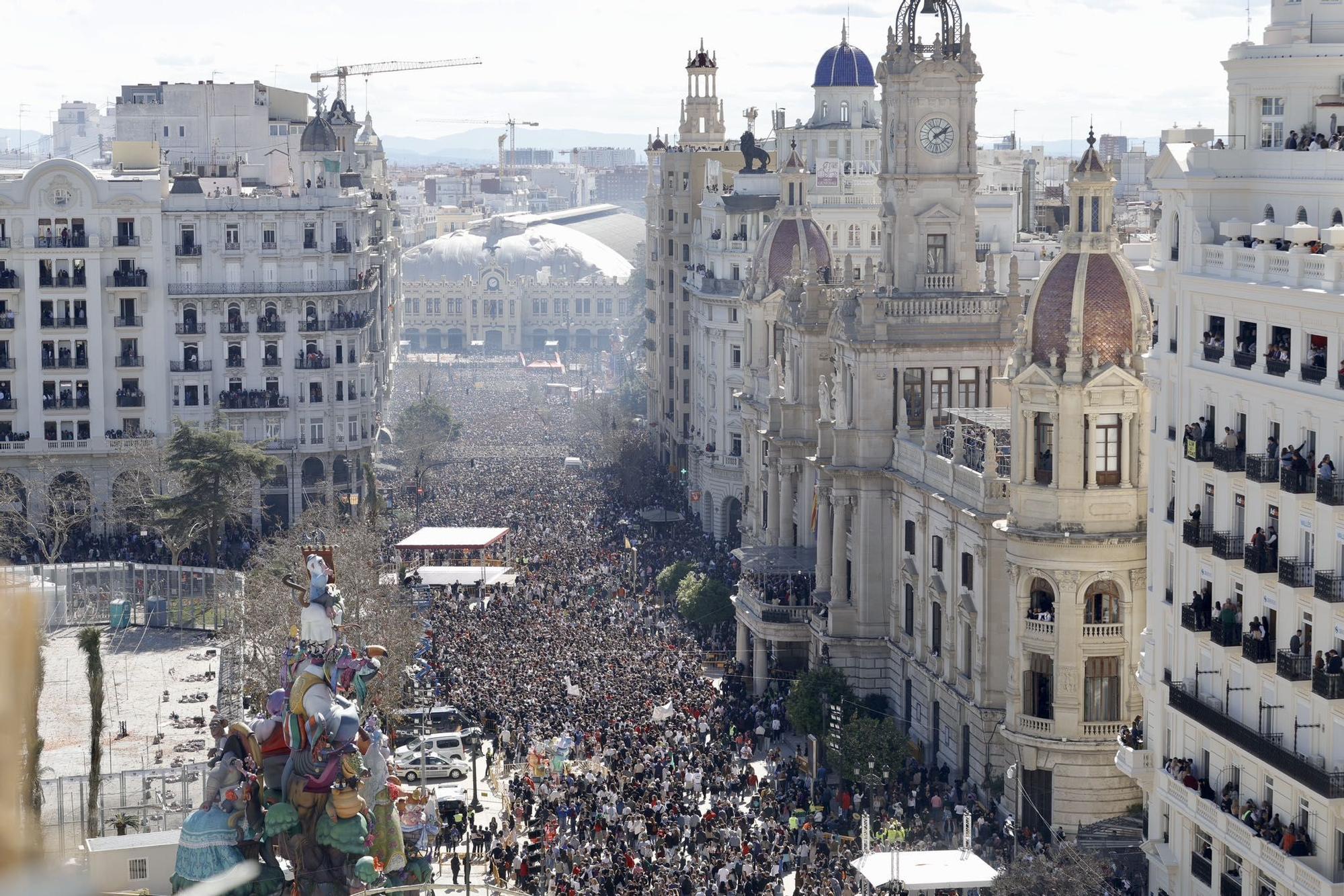 Llenazo total en València en un sábado de sol y muchas ganas de Fallas