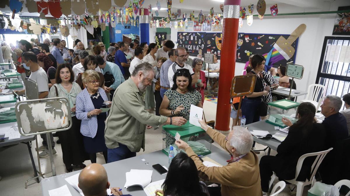Votaciones en el colegio electoral Eduardo Lucena en Córdoba capital.
