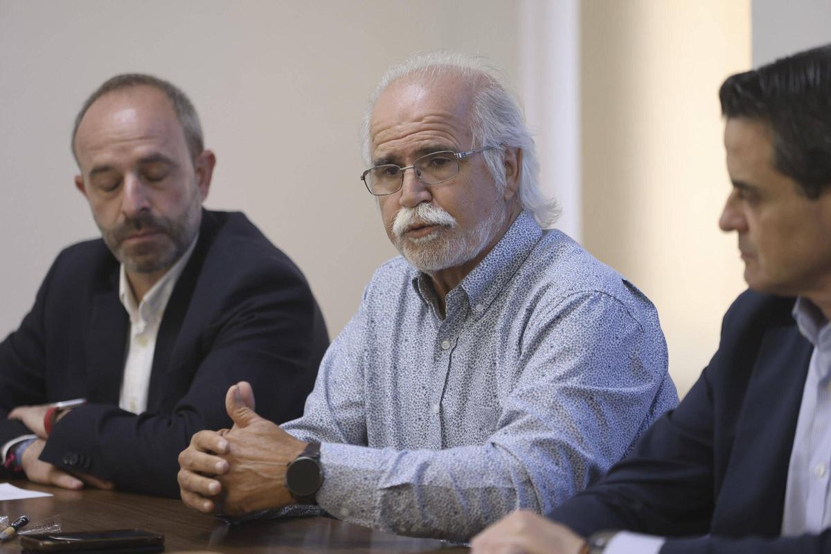 En el centro, el presidente de la Mancomunidad del Alto Turia y alcalde de Benagéber, Rafael Darijo-