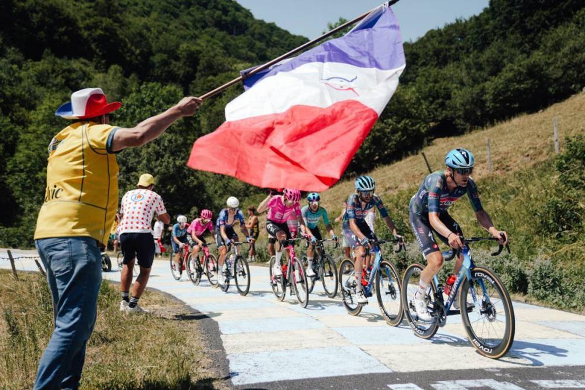 Un aficionado muestra una bandera francesa, en homenaje al 14 de Julio.