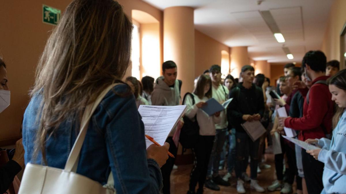 Los alumnos repasan minutos antes de entrar a hacer la prueba de la EBAU en la Politécnica.