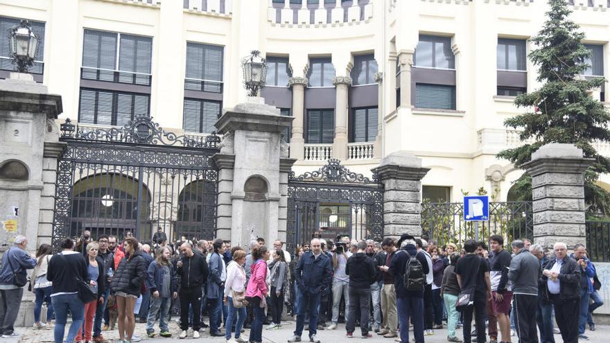 Gentada davant de l&#039;entrada de l&#039;IES Lluís de Peguera de Manresa, un dels col·legis l&#039;1-O