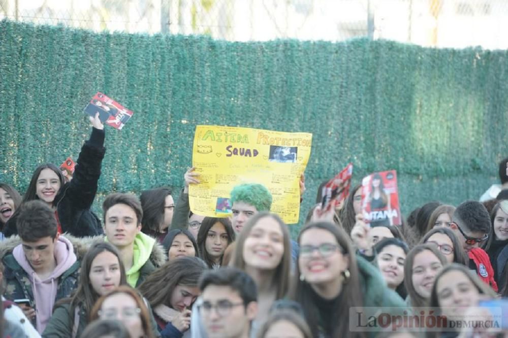 Firma de discos de Aitana en Murcia