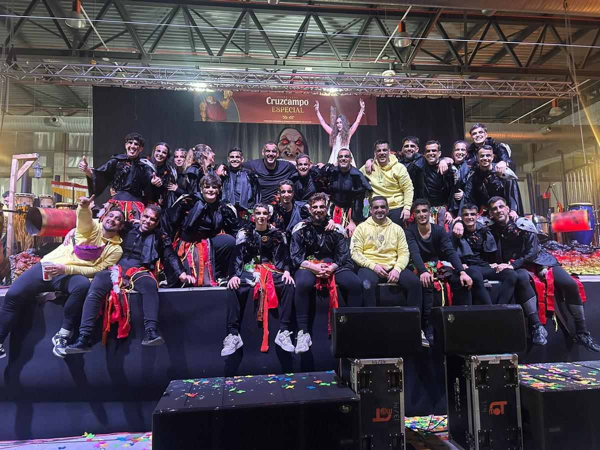 La comparsa Cambalada tras su victoria en la Tamborada 2026.