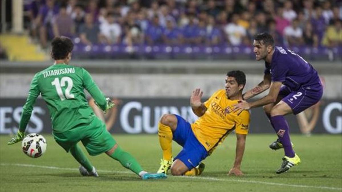 Suárez bate al meta de la Fiorentina en el 2-1 que solo sirvió para recortar distancias.