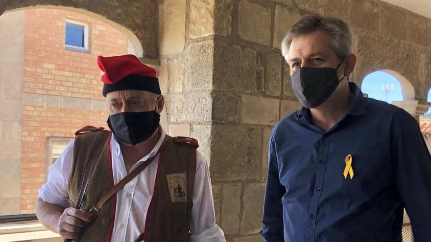 El trabucaire Eudald Auguets i l&#039;alcalde David Rodríguez a l&#039;ajuntament de Solsona