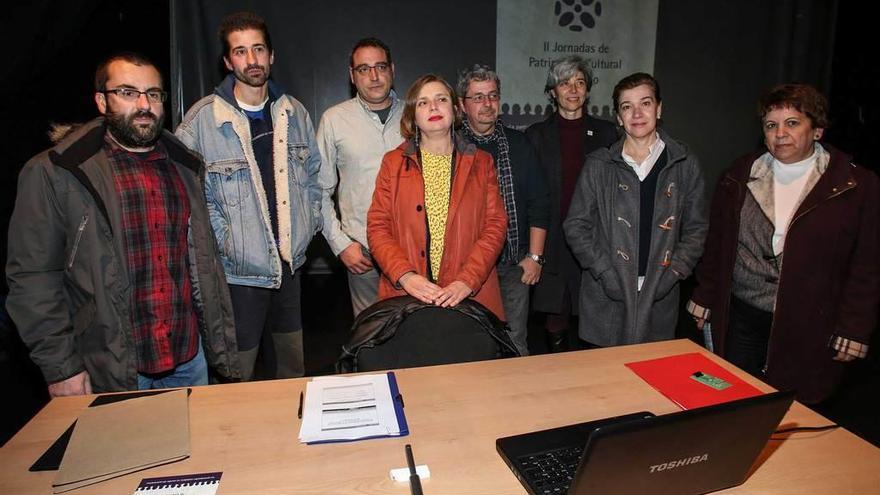 Ana Taboada, teniente de alcalde, en el centro, con los participantes en el coloquio de ayer.