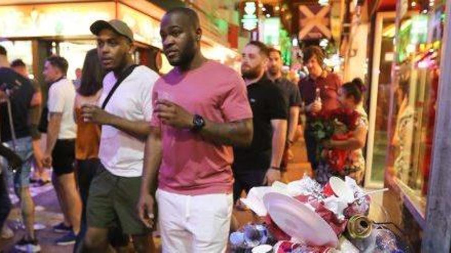 Turistas consumen alcohol en la vía pública del West End.