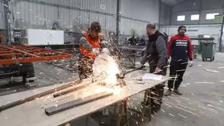 Comienza la actividad en los "astilleros" del Descenso de Galiana en Avilés: "Esto ye una comedia"