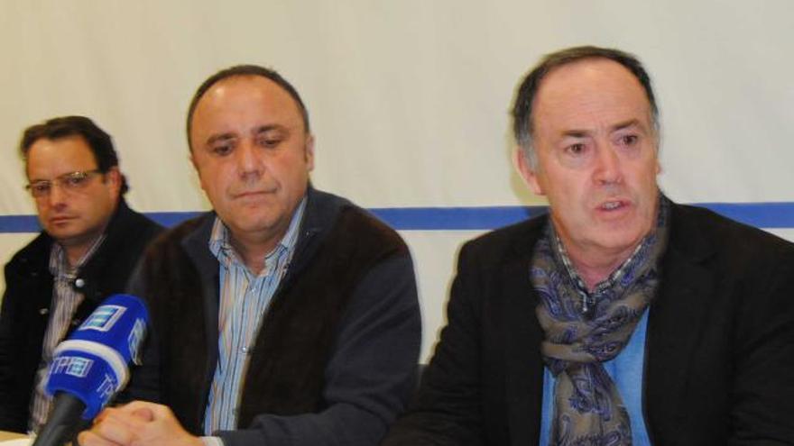Valeriano Rodríguez, Manuel Fano y Eduardo Martínez Llosa, ayer, durante su comparecencia.