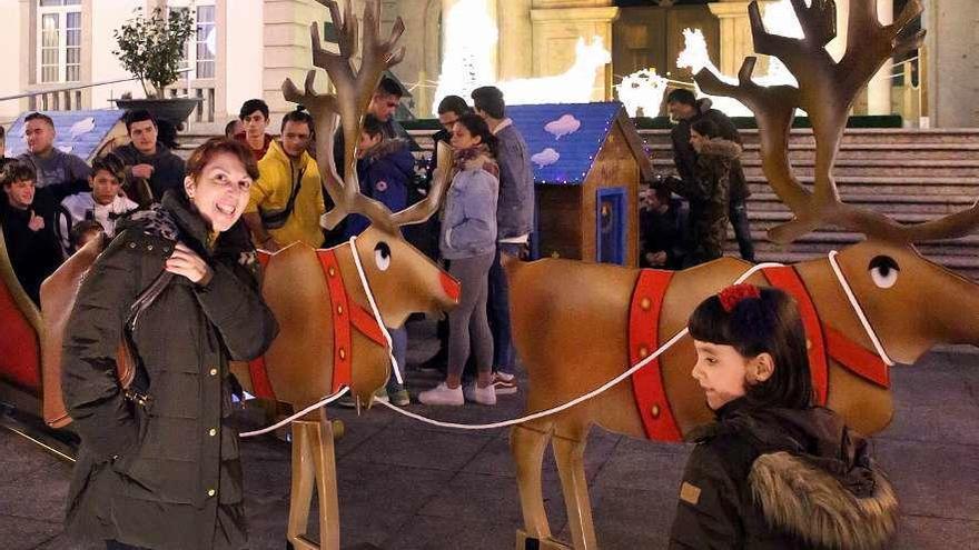 La plaza del Ayuntamiento de Salvaterra luce desde ayer los elementos de madera. // A. Hernández