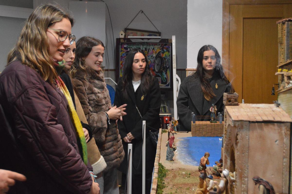 Fotogalería I El presidente de la Junta de Festes de Vila-real inaugura su espectacular belén