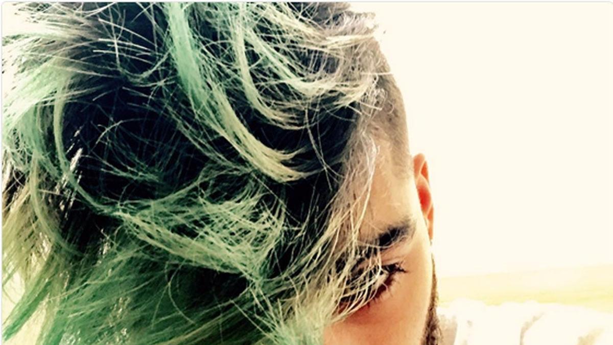 Zayn Malik con el pelo verde
