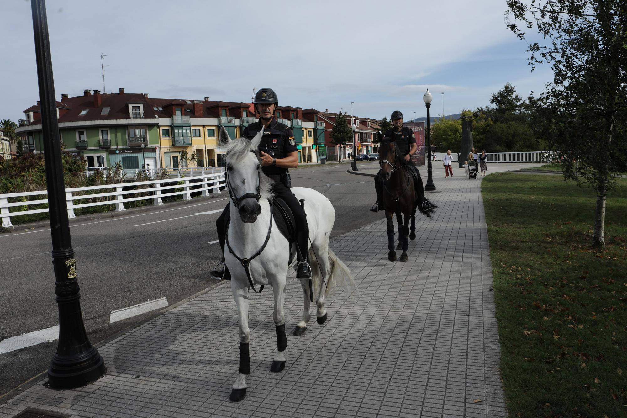 Agentes a caballo por las calles de Gijón