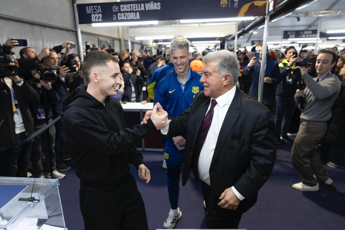 ¡Hansi Flick y los jugadores ejercen su derecho a voto junto a Joan Laporta! ¡Hansi Flick y los jugadores ejercen su derecho a voto junto a Joan Laporta!