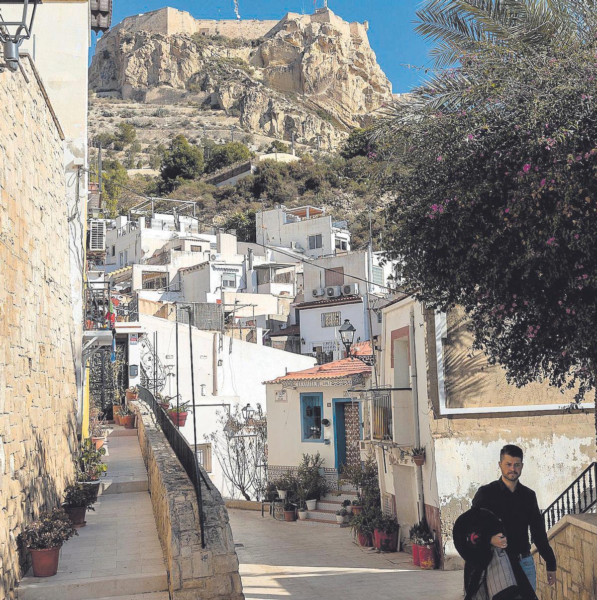 Casco antiguo de Alicante, con el castillo de Santa Bárbara al fondo