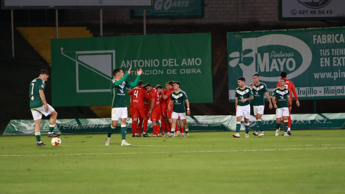 Los jugadores del Cacereño se lamentan tras un gol del Osasuna Promesas, este domingo pasado en el Príncipe Felipe.