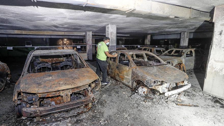 Las investigaciones apuntan a que el incendio del garaje de Navia tuvo causas fortuitas