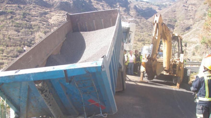 Un camión articulado queda al borde del abismo en  la carretera de Utiaca