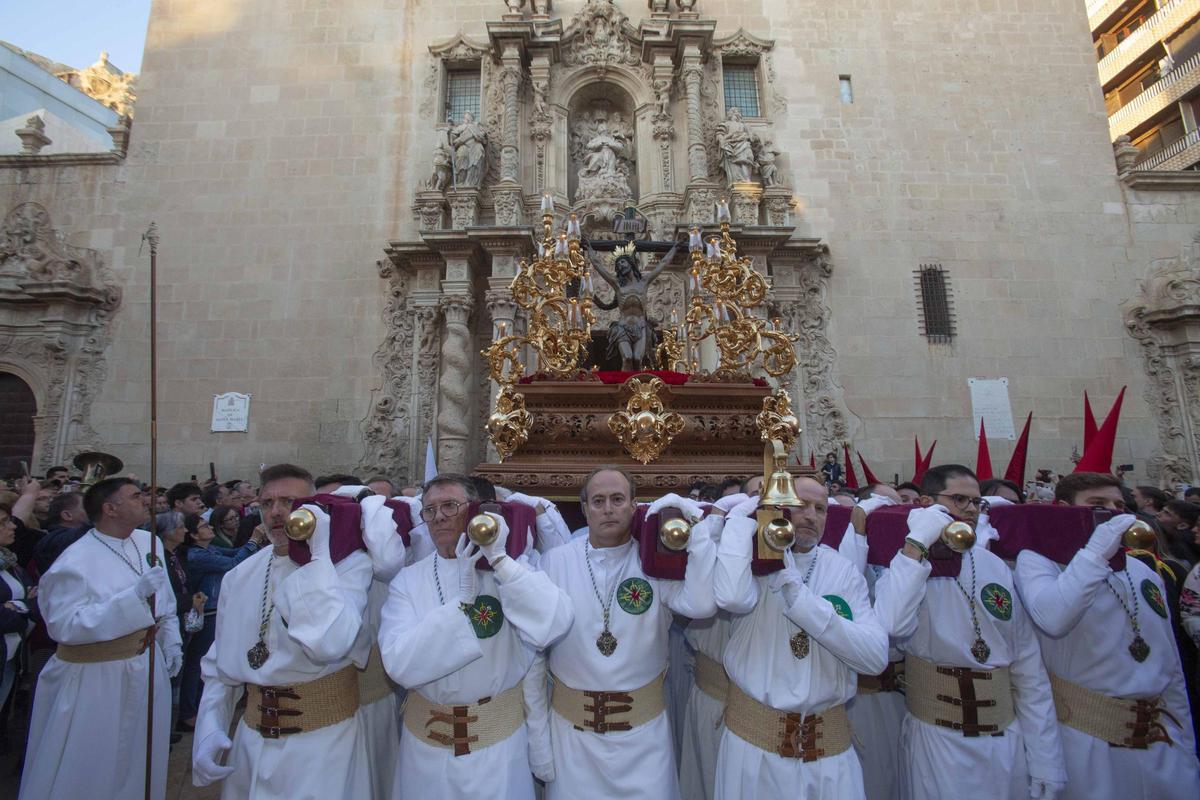 Alicante vive uno de los momentos más especiales del Martes Santo con la procesión del Cristo del Mar