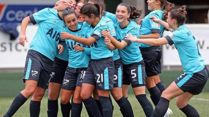 Las jugadoras del Atlántida de Matamá celebran el gol de la victoria ante el Deportivo. // Marta G.Brea