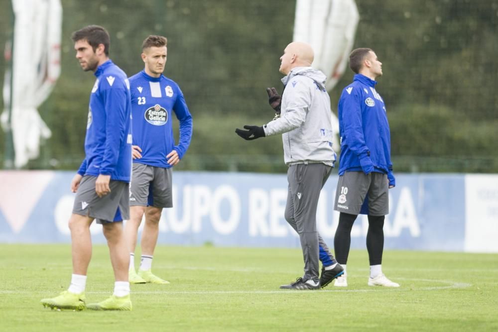 Luis César Sampedro dirigió a sus jugadores en un partido de once contra once en la ciudad deportiva de Abegondo.