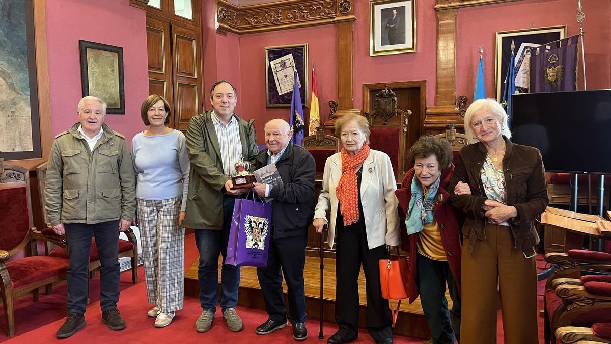Por la izquierda, Cándido Cambiella (hijo), Reyes Ugalde, Alejandro Vega, Cándido Cambiella, Carmen Acevedo, Carmen Cambiella (hija) y Luisa Cambiella (hija).