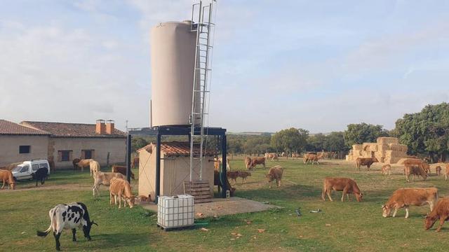 Depósito de agua afectado por las fuertes rachas de viento que azotaron el martes el Monte Coto de Venialbo.  | J. V.