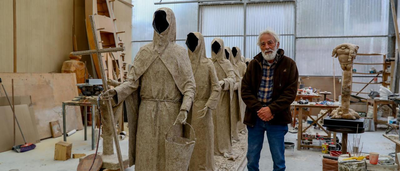 Lucas Míguez, en su taller de Meis junto a la escultura de la Santa Compaña.