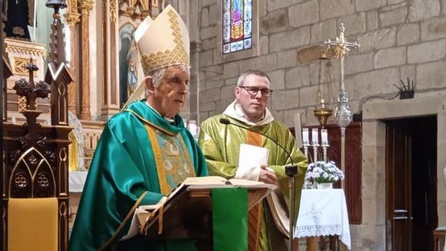 El obispo, Luis Quinteiro, y el nuevo párroco, Víctor Bargiela.