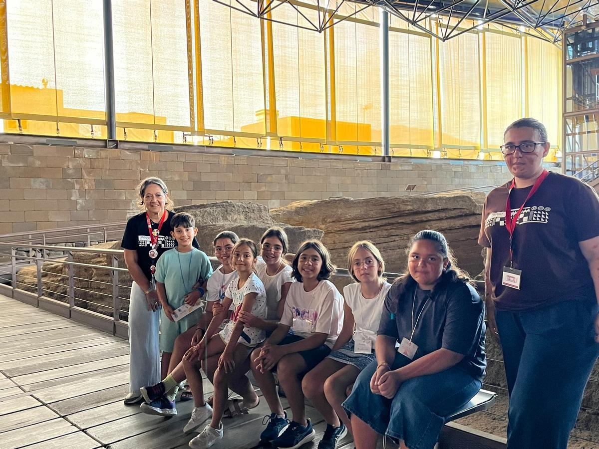 Esther Navarro, Diego, Emma, Dara, Nieves, David, Irene, Leyre e Inés Vargas en la Cueva Pintada de Gáldar