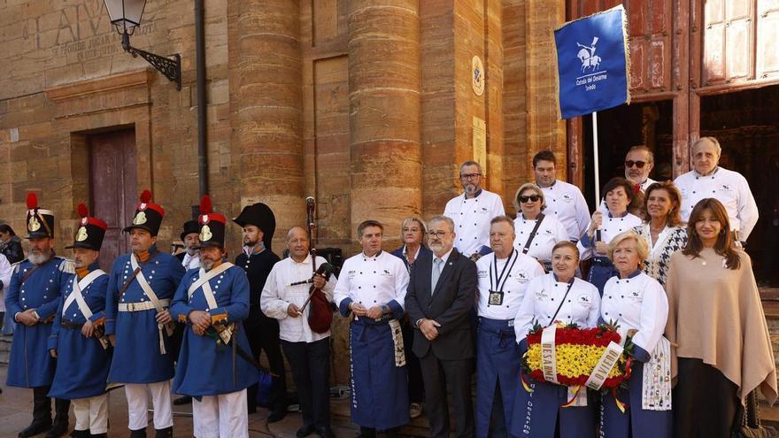 Oviedo proclama el Desarme con ofrenda a los héroes de la batalla, misa y recital poético en una jornada de "convivencia y fraternidad"