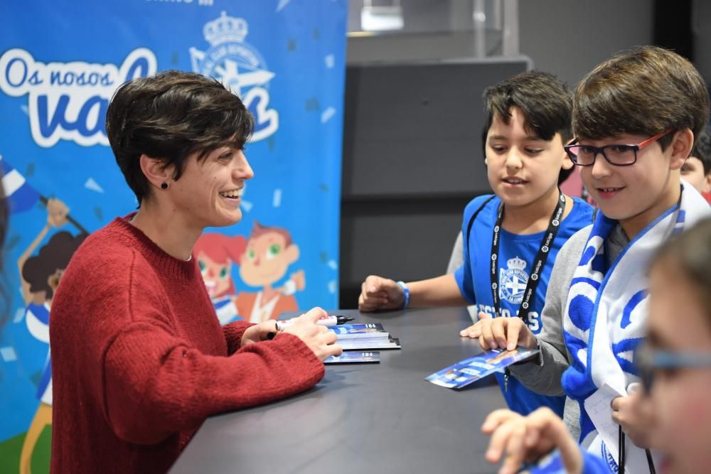 En la nueva sesión de divulgación de 'valores blanquiazuis' entre los escolares de A Coruña y su área metropolitana han participado las jugadoras del Dépor Abanca Alba Merino y Teresa Abelleira.