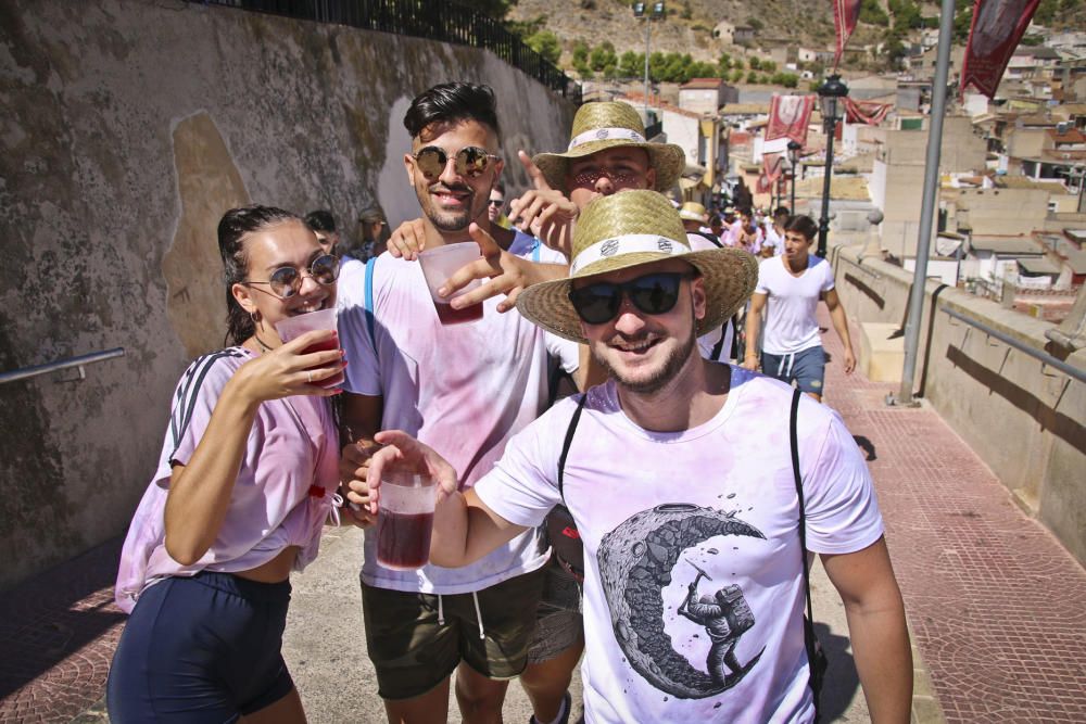 La ermita de San Roque congrega a decenas de personas para comenzar los festejos patronales y de Moros y Cristianos