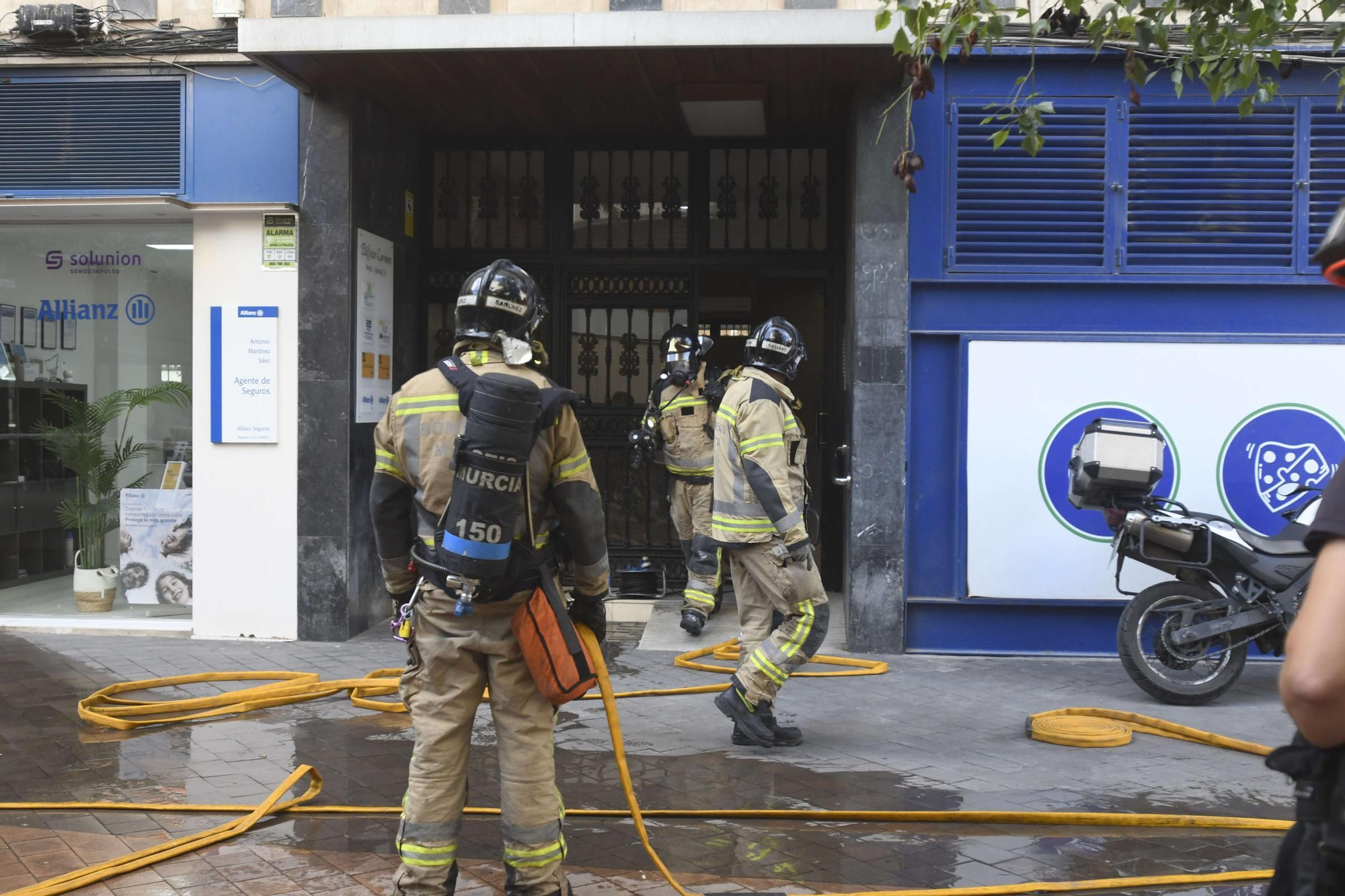 El incendio de un edificio en la Plaza Condestable, en imágenes