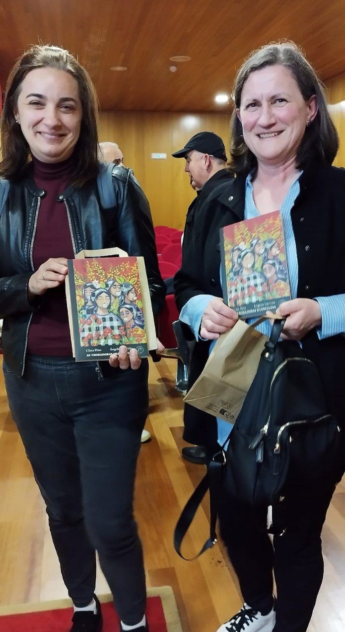 El acto de presentación de «As trobadoras silenciadas», segundo poemario de la viguesa Clara Pino, con ilustraciones de la valguesa Ángeles Garrido.