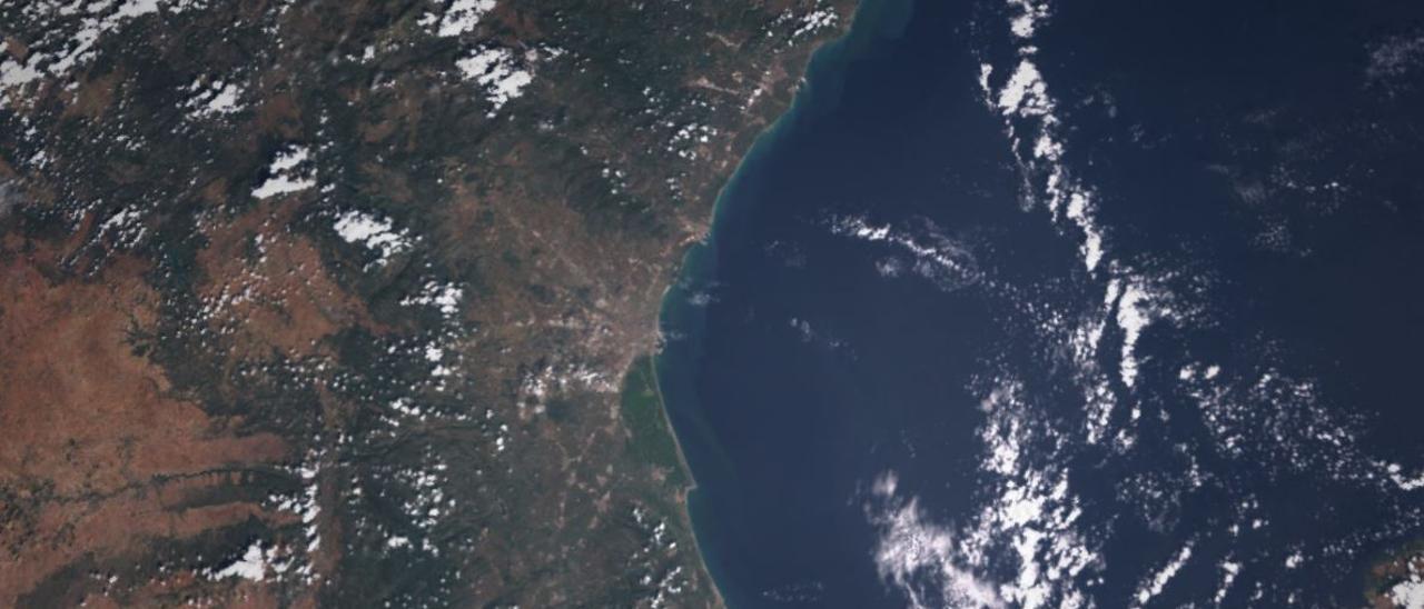 Las imágenes por satélite muestran la cantidad de barro y lodo que ha ido a parar al mar en las últimas 48 horas
