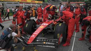 Carlos Sainz, con parte de su equipo