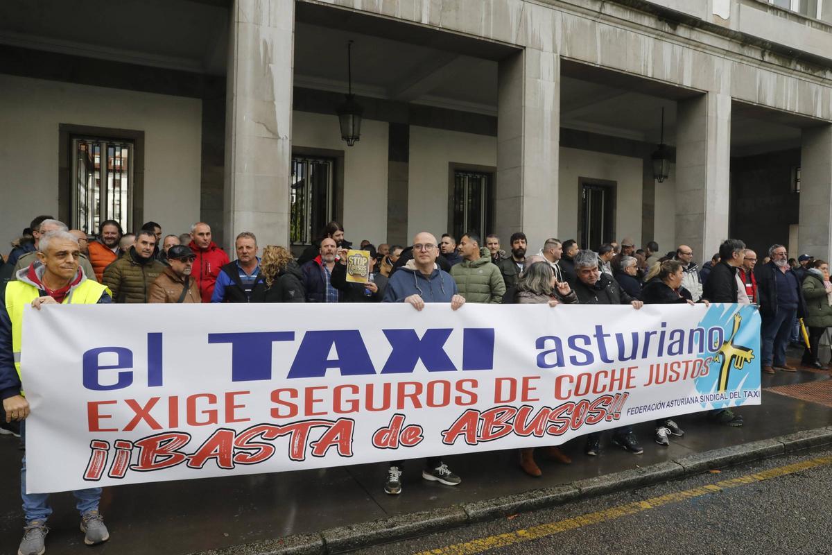 Protesta de taxistas, hace un año, en Oviedo.