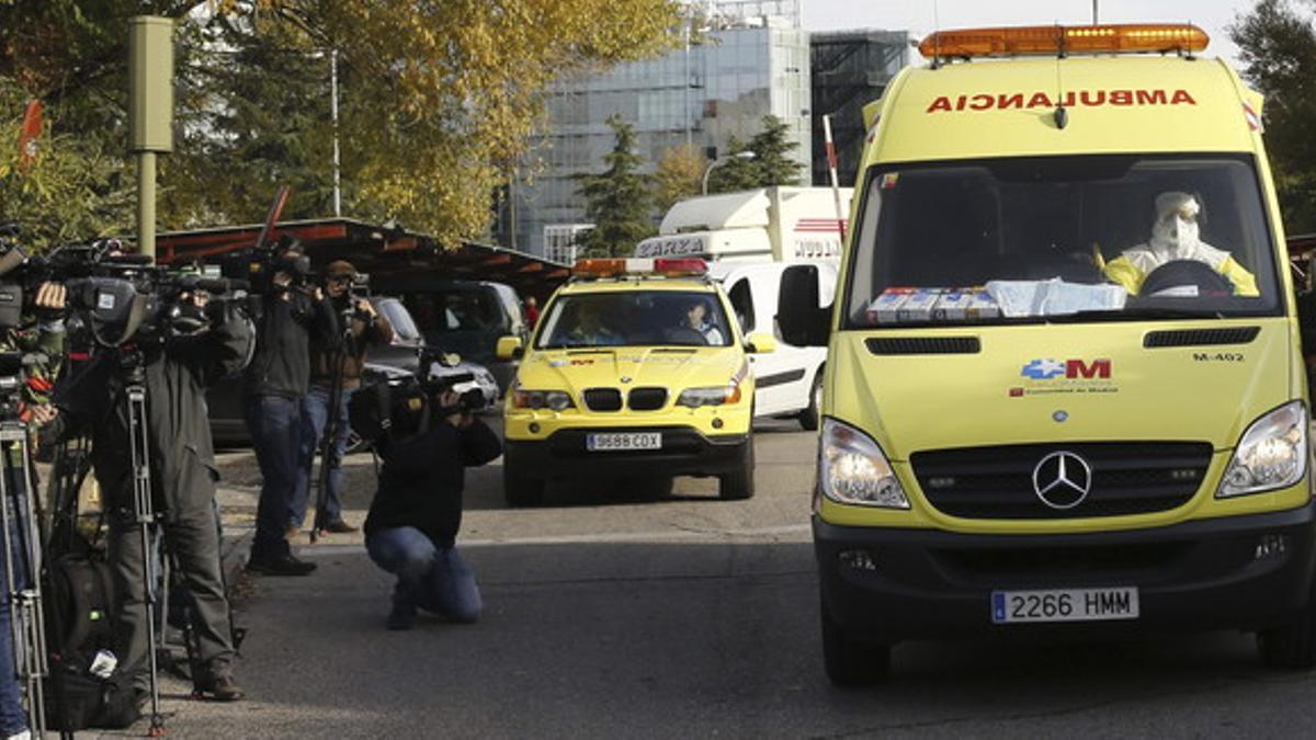 La ambulancia que ha trasladado a la médico cooperante española que podría haberse contagiado de ébola en Malí