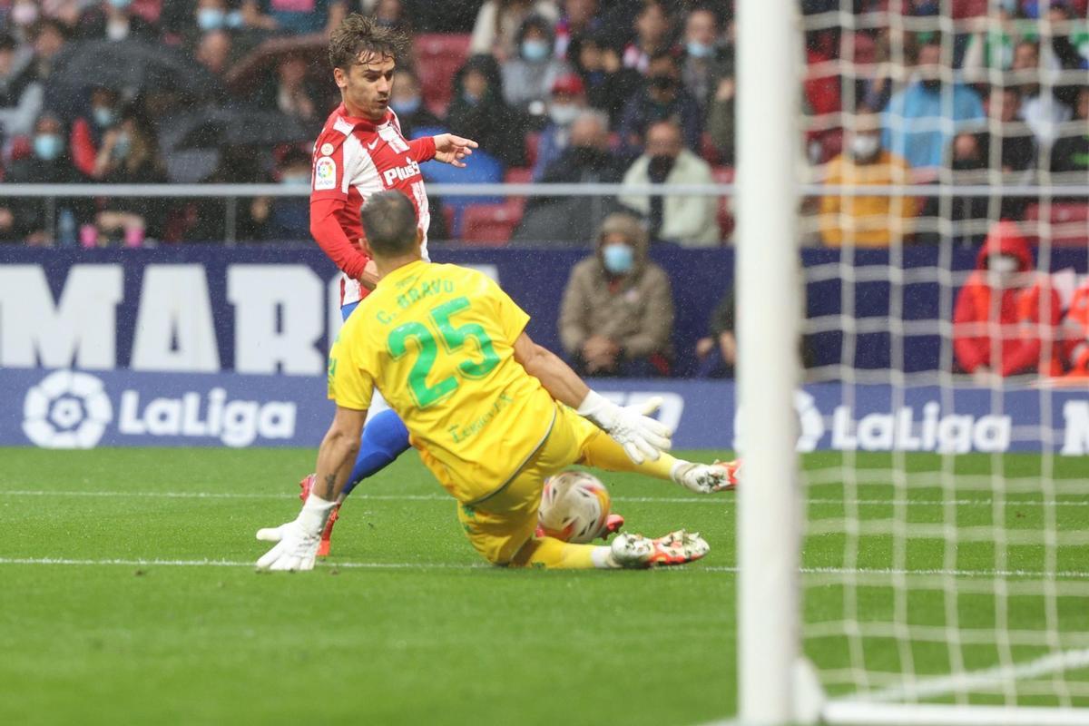 CÁDIZ, 31/10/2021.-El delantero francés del Atlético de Madrid Antoine Griezmann, y el portero chileno del Betis Claudio Bravo, durante el partido de la jornada 12, en el estadio Wanda Metropolitano en Madrid.- EFE/Rodrigo Jiménez